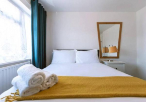Reading - 3 Bed House - Sleeps 6 - Garden